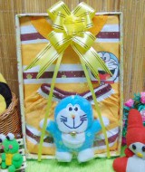 utama FREE KARTU UCAPAN Kado Lahiran Paket Kado Bayi Baby Gift Box Doraemon Kuning 2in1 49rb terdiri dari setelan kaos doraemon 0-12bln dan boneka doraemon lucu (2)