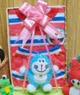 utama FREE KARTU UCAPAN Kado Lahiran Paket Kado Bayi Baby Gift Box Doraemon Merah 2in1 49rb terdiri dari setelan kaos doraemon 0-12bln dan boneka doraemon lucu (2)
